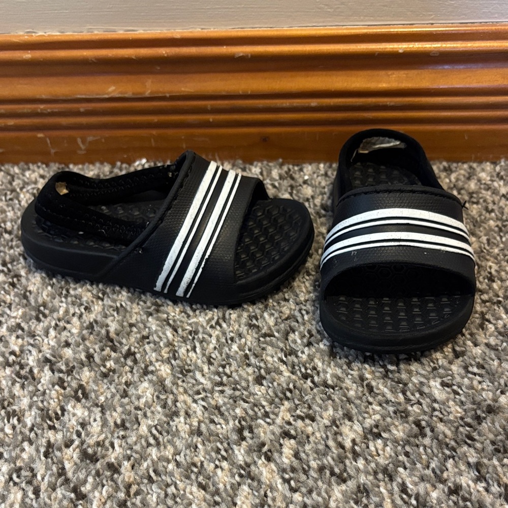 Size 5/6 Sandals with elastic back